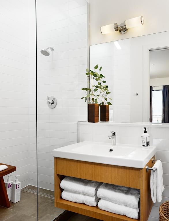 Deluxe Double Room Shower